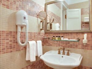 EXECUTIVE TWO-ROOM SUITE 