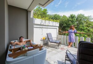 Grande Deluxe Jacuzzi