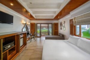 Hillside with Terrace Bathtub