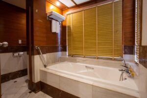 Hillside with Terrace Bathtub