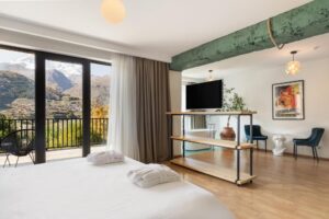 Intourist Signature with Front View