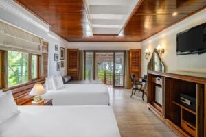 Lagoon Poolside with Bathtub