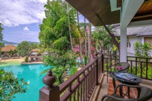 Lagoon Poolside with Bathtub