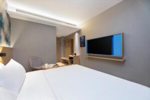 Queen Room (Interior Window)