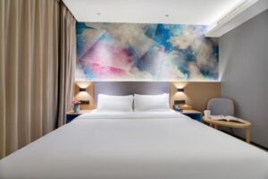 Queen Room (Interior Window)