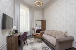 Suite Room With Courtyard View