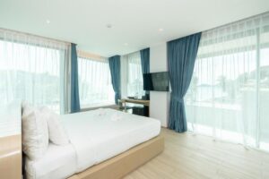 Suite with bathtub and private jacuzzi