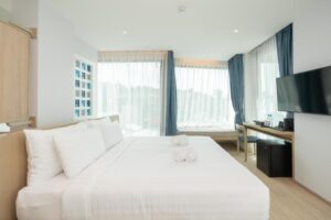 Suite with bathtub and private jacuzzi