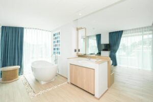Suite with bathtub and private jacuzzi