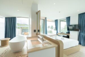 Suite with bathtub and private jacuzzi