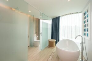 Suite with bathtub and private jacuzzi