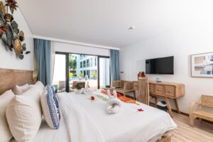 Grand Deluxe Poolside